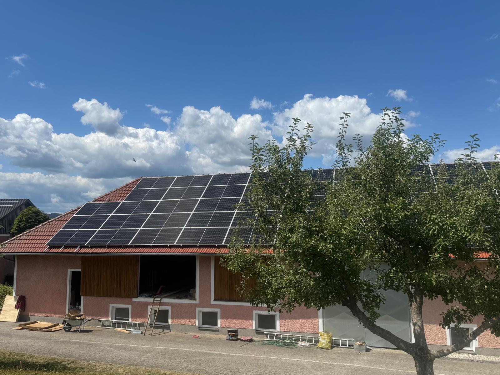 Landwirtschaftlicher Betrieb mit Photovoltaikanlage am Stalldach