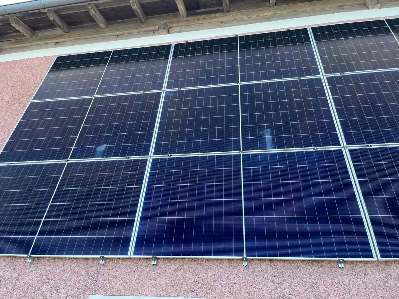 Nahaufnahme der PV-Module an der Hallenfassade in Behamberg