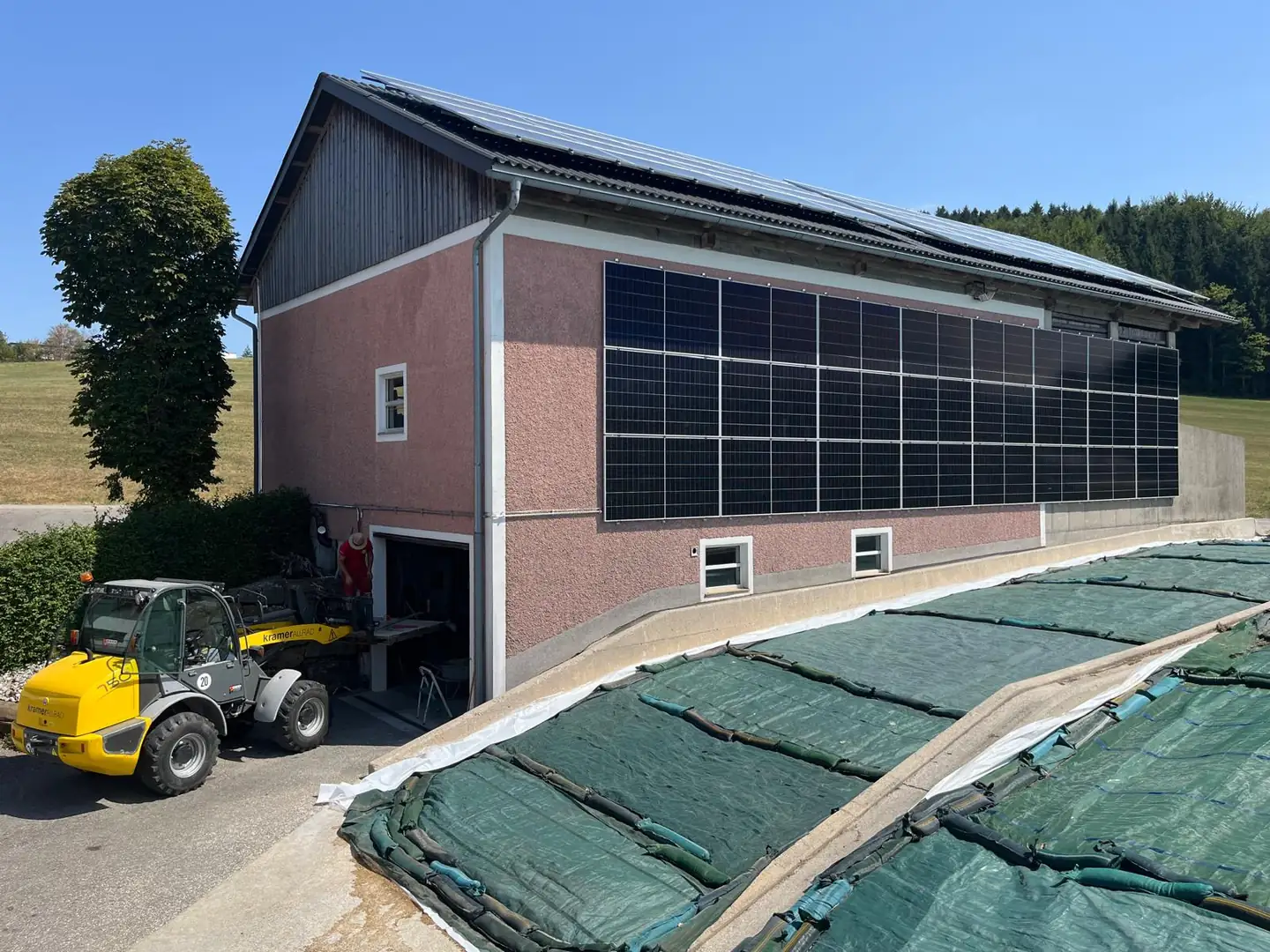 Halle von Behamberg Alpakas mit PV-Anlage am Dach und an der Fassade