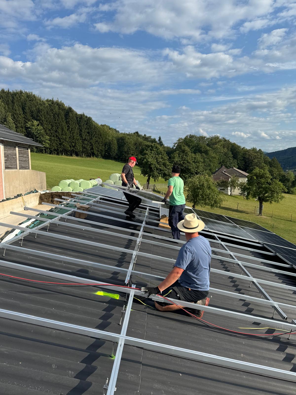 Montageteam beim Aufbau einer großen Photovoltaikanlage